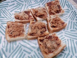 Crispy bread with chilli paste and pork floss