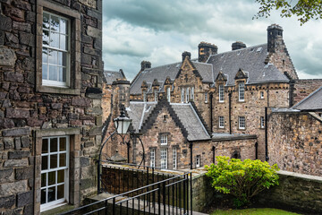 Fototapeta premium Alley and medieval stone buildings at Edinburgh Castle in the Scottish Highlands