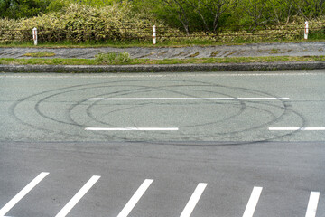 円旋回による道路上のブラックマーク

