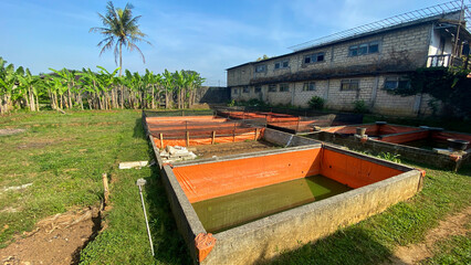 Raising and cultivating fish by using fish ponds made of  square tarpaulins 