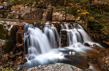 Fototapeta na wymiar waterfalls in autumn