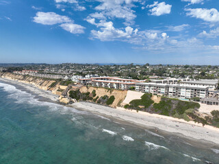 Obraz premium Aerial view of Del Mar Shores, California coastal cliffs and House with blue Pacific ocean. San Diego County, California, USA
