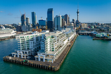 Naklejka premium Aerial: Princess wharf apartments and eateries, auckland waterfront, New Zealand