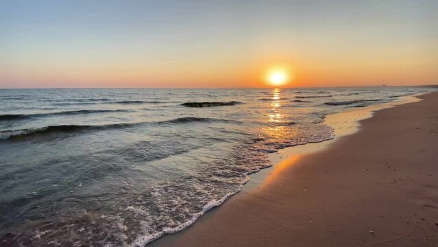 Auszeit am Meer am Strand im Sonnenaufgang