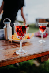 Ein Glas Wein beim Grillabend