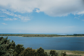 Ausblick auf das Meer im Sommer