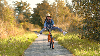lachendes Mädchen fährt Fahrrad