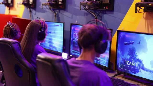 couple of young gamers shake hands to celebrate the start of the online tournamentProyecto sin título 12