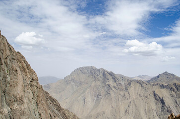 Obraz premium Piękne widoki, wspaniała przyroda i piękne krajobrazy, rozległe doliny między rzekami, dzikie lasy, piękne tło, piękne miejsca i magiczna natura z wysokich gór Atlas w Maroku