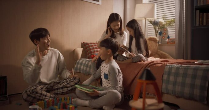 아들을 응원하는 아빠와 딸과 함께 책을 읽는 엄마