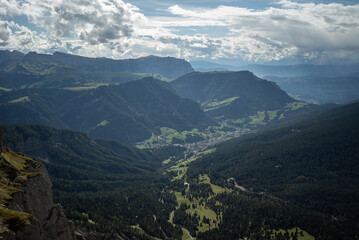 Obraz premium The side landscape view with a wide-angle lens from the top of Seceda mountain in Dolomites, Italy 