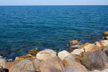 Fototapeta na wymiar nice sea and many stones