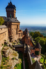 Blick über das Schloß Haut-Koenigsbourg auf die Vogesen und den Schwarzwald