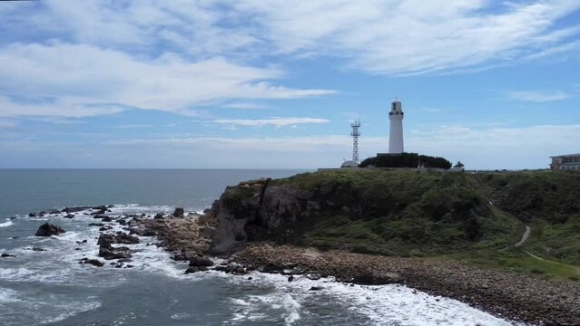 海上を横に進みながら灯台を捉えた映像。