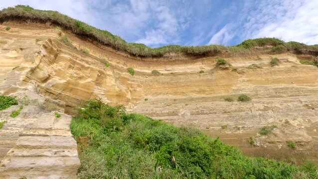 屏風ヶ浦の崖を見上げながら横に進む映像。