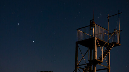 火の見櫓と星空