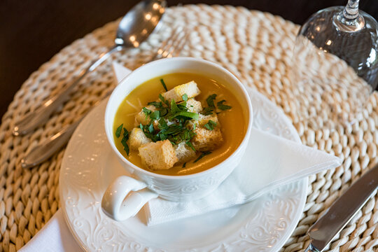 K&uuml;rbissuppe mit Toastbrot