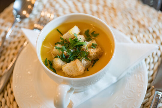 K&uuml;rbissuppe mit Toastbrot