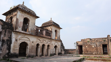 Obraz premium Ruins of Khaebuja Mahal and Shish Mahal of Dhar Fort, Medieval Period Fort, Dhar, Malwa, Madhya Pradesh, India.
