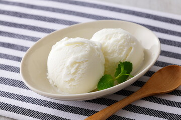 お皿に盛った牛乳を使ったミルクアイス
