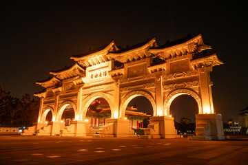 Obraz premium 中正紀念堂 ライトアップされた自由廣場牌樓（自由広場牌樓）の夜景 台湾台北市