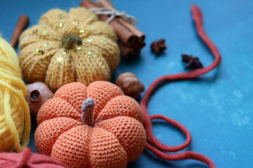 Naklejka premium Cozy autumn crochet. Close up photo of handmade amigurumi toys made of natural yarn. Cute decorations for autumn holidays. Hobbies and leisure concept. 