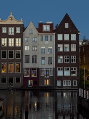 Fototapeta premium Twilight Reflections on Amsterdam’s Historic Canals