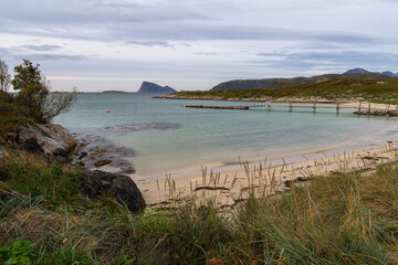 Bootssteg am Atlantik in Sommarøy, Troms, Norwegen. Dock beim Campingplatz mit Grillplatz und...