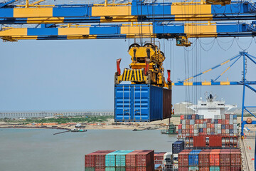 Discharge of the ship on the berth in port