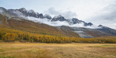 steile Berge in den Lyngenalps von Troms in Norwegen. tiefe Gletschertäler mit herbstlich...