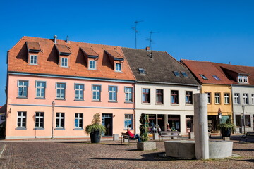 röbel, deutschland - marktplatz mit sanierter häuserzeile und brunnen