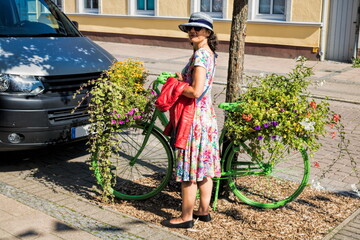 malchow, deutschland - frau mit einem grünen blumenfahrrad