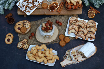 Verschiedene Weihnachtskekse und Christstollen mit Sicht von oben. 