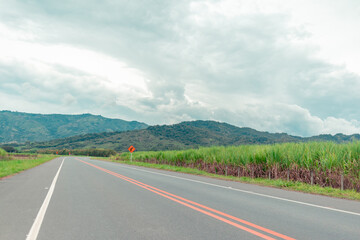 Hermoso y espectacular paisaje en carretera con arboles y montañas con cielo de nubes