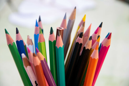 Crayon De Crayons De Couleur à Dessiner Sur Le Papier Image stock - Image  du doux, oeuf: 179838171