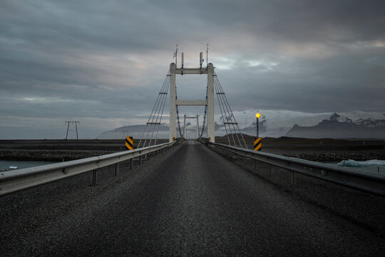 Strassenbrücke der Ringstraße an der Gletscherlagune zur Mitternachtssonne, Island
