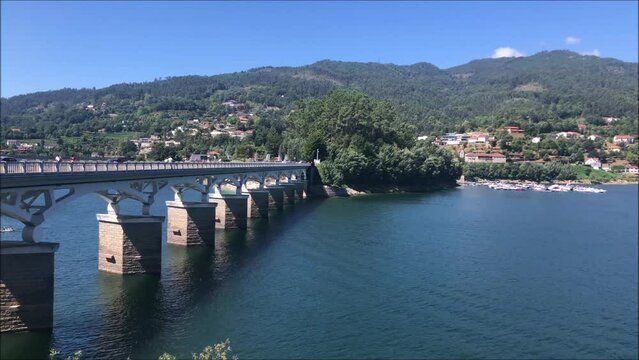 Paisagem fluvial com ponte da zona do Ger&ecirc;s em Portugal