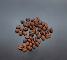 Granos de café frescos en una mesa toma cenital 