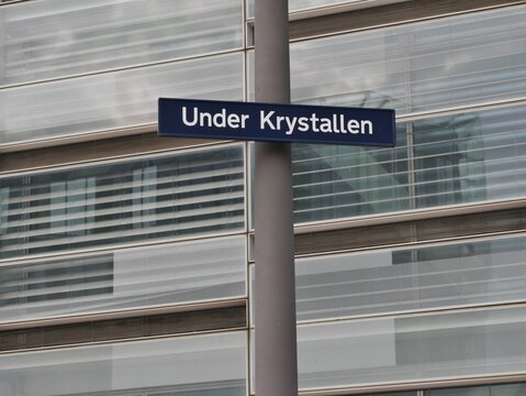Under krystallen Stra&szlig;enschild in Kopenhagen