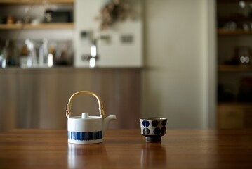 テーブルに置いた急須と湯呑み