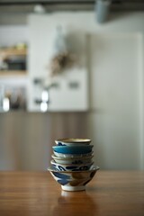 テーブルに積んだご飯茶碗