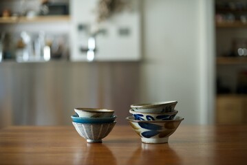 テーブルに積んだご飯茶碗