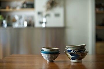テーブルに積んだご飯茶碗