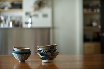 テーブルに積んだご飯茶碗