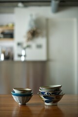 テーブルに積んだご飯茶碗
