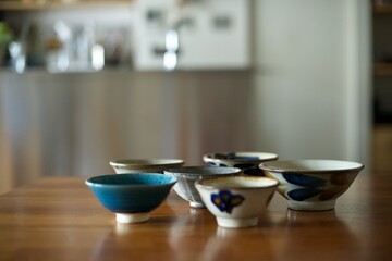 テーブルに並べたご飯茶碗