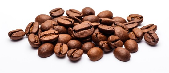 Naklejka premium Coffee beans isolated on white