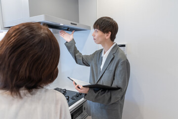キッチンのリフォームを打ち合わせするビジネスマン