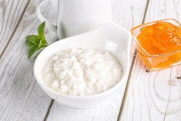 Grain curd with cream and jam