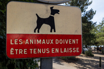 les animaux doivent etre tenus en laisse french text sign means Dogs animals must be kept on a leash area on information panel